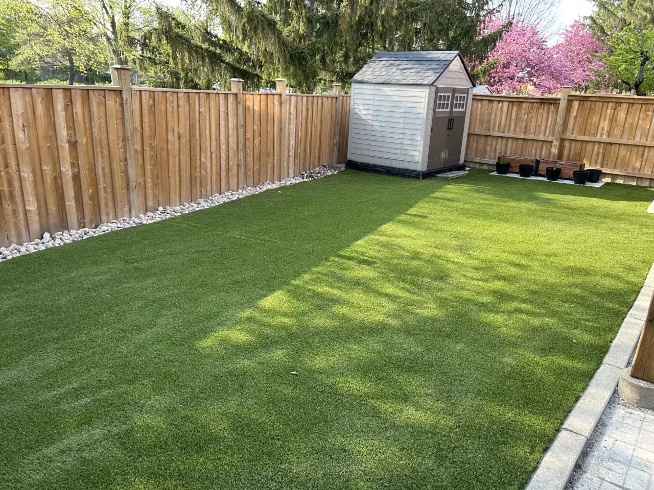 Low-maintenance synthetic lawn installation